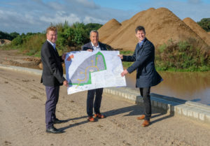 Jens Wrede (v.l.)m René Meyer und Alexander Wilhelm auf der Baustelle im TIP Innovationspark Nordheide. (c) WLH Wirtschaftsförderung im Landkreis Harburg GmbH